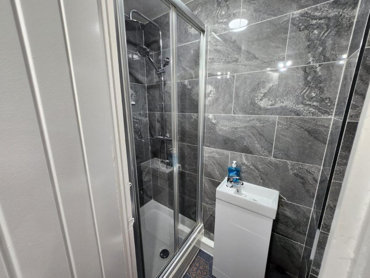 4 Bedroom 2 Bathroom Shared House - Near Bhx And Nec Birmingham Kültér fotó