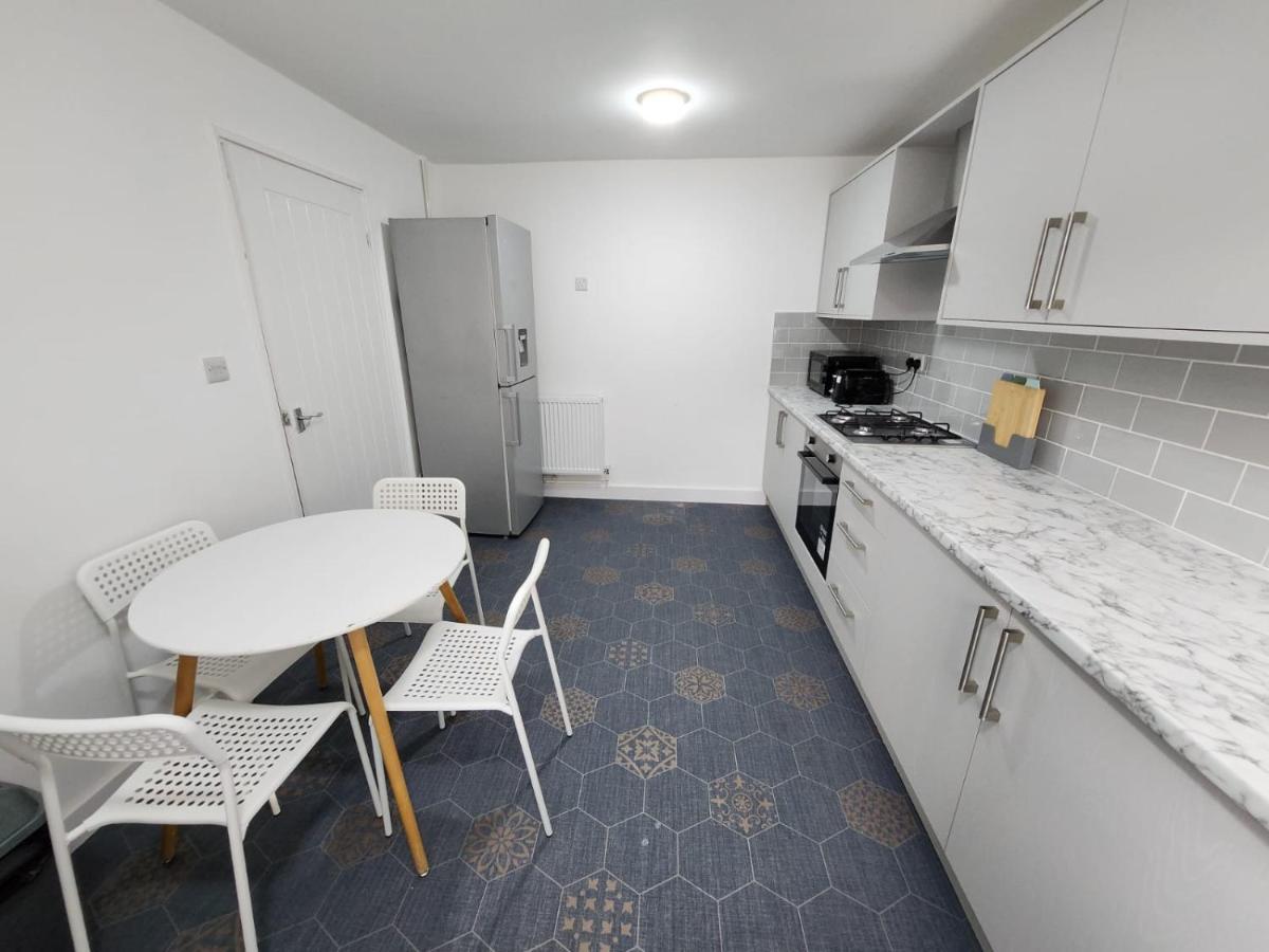 4 Bedroom 2 Bathroom Shared House - Near Bhx And Nec Birmingham Kültér fotó