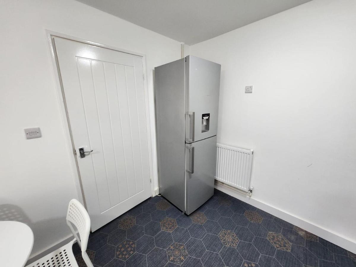 4 Bedroom 2 Bathroom Shared House - Near Bhx And Nec Birmingham Kültér fotó