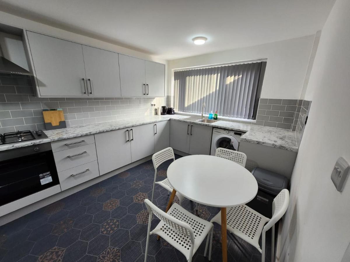 4 Bedroom 2 Bathroom Shared House - Near Bhx And Nec Birmingham Kültér fotó