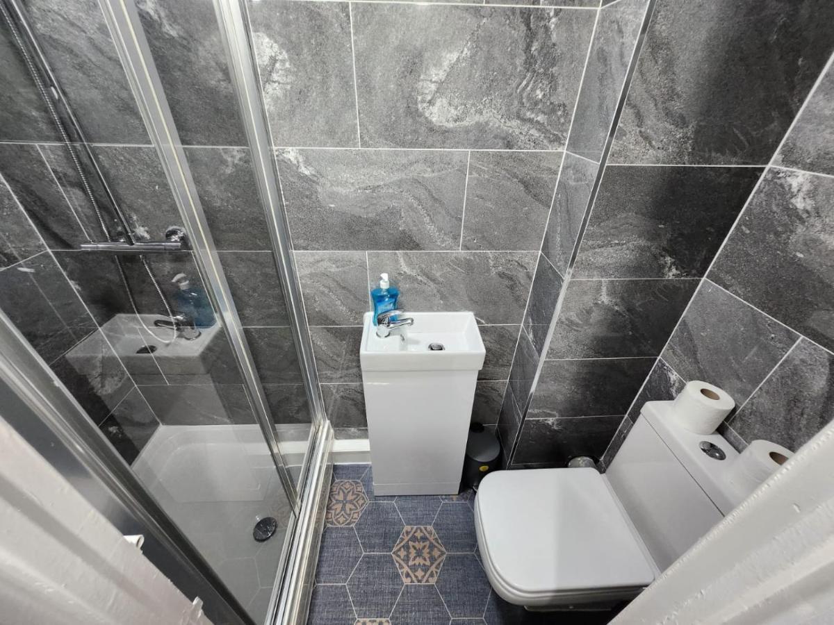 4 Bedroom 2 Bathroom Shared House - Near Bhx And Nec Birmingham Kültér fotó