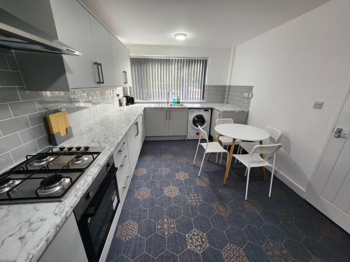 4 Bedroom 2 Bathroom Shared House - Near Bhx And Nec Birmingham Kültér fotó